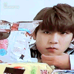 [박우진] <b>탁자</b>에 턱놓구 연습하구 잏는거바 ㅠㅠ