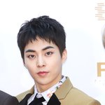 [EXO] 밍속셔츠깃에 꽃이 <b>핌</b>