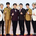 [EXO] 오늘 의상 <b>대칭</b>이네