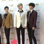 [EXO] <b>변백현</b> 이거 봤냐? 팬들보려고 까치발ㅋㅋㅋㅋㅋㅋ