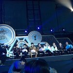 [EXO] 찬열이 <b>쿠션</b> 두개 들고있는데