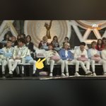[EXO] 어른유 <b>수상</b>소감하는데 누워있는 클라스