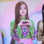 호불호 갈리는듯한 로제 코디