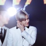 [백현] 백현이 <b>V라인</b>&amp;수트핏...