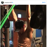 감탄만 나오는 <b>종현</b> 근육질 몸매