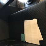 내 <b>옆사람</b> 지갑 놓고갔는데 뛰어가서 붙잡아야함?