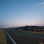 오늘 혼자 <b>강변</b> 가서 울다 옴