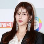 앞머리 떡져보이는데 예쁘다