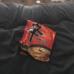 <b>희희</b> 생라면 먹을려고 라면 가져옴