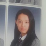 김지원은 졸업사진이 이렇게 예쁜데 어떻게 한번도 <b>화제</b>가 안됨?