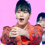 요즘 윙크랑 골반춤으로 팬들 끌어모으고 있는 아이돌.<b>gif</b>