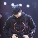 <b>레오</b> 손 진짜 남자 손 같이 생기지 않음?