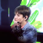 [EXO] 모찌 만져보는 앙글이