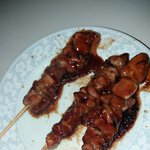 노브랜드 닭꼬치 먹고있당