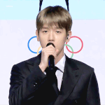 [백현] 순둥한 얼굴로 애국가 부르는 백현이 <b>gif</b>