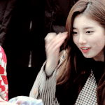 해외팬에게 히잡 선물 받은 수지 <b>gif</b>