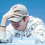 [드루와] 아낰ㄱㅋㄱ졸업앨범 보는데 애들이 나보고 <b>태민</b>닮았대