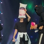 [백현] 이 사진의 <b>포인트</b>는 백현의 어깨와 골반 갓바디