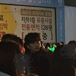 군중 속에서 눈에 띄는 아이돌 이목구비