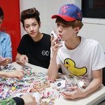 [EXO] 팬들 위해서 선물<b>포장</b>하던 애기들