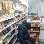 [19] 나 편돌인데 어떤 아저씨 자면서 <b>오줌</b>싸고있음...