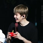 [백현] 검정셔츠 하나만 걸쳐도 <b>청춘</b>