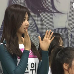 [댓글부탁해] 확실히 피부 설현급으로 까무잡잡한 <b>쯔위</b>.JPG