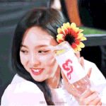 아이유한테 시도하는 나연 움짤