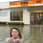 돼지판녀는 뒤지기 일보<b>직전</b>에도 처먹음.jpg
