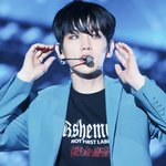 [백현] 이 드림콘 백현이  의상은 <b>평범</b>한데