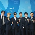 [EXO] 이사진 약간 애들 <b>놀러</b>와서 기념사진