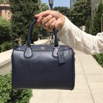 코치가방은 20대가 쓰면 아줌마같나요..?