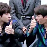 [EXO] 박수치다가 동시에 쌍<b>엄지</b> 치켜세우고