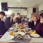 [드루와] <b>민증</b> 옷 검정얇은니트브이넥 어떰