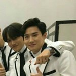 [EXO] <b>김종인</b>은 왜 목에 깃 안 내려줌?
