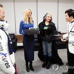 [EXO] 준면이가 2방카한테 선물 <b>증정</b>하는거