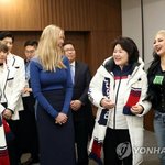 [EXO] 엘들아 나 퉨팬이라 기사사진보고 있는데