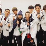 [시우민] 민유라 겜린이랑 같이 찍은 사진에서 시우민 <b>버릇</b> 또 나왔어