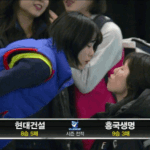 [댓글부탁해] 쌍둥이<b>자매</b>끼리 뽀뽀하는거