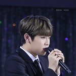 [박우진] 긴잔하면 <b>두손</b>으로 마이크 꼭쥐고