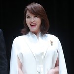 대통령 표창받는 김혜수 자태