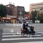 오토바이타고 어디론가 가는 아이돌