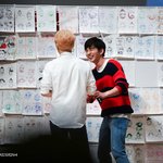 [시우민] 자기 팬<b>아트</b>를 보고있는 시우민