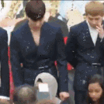 팬들 무릎 꿇게하자 정색하며 항의한 아이돌 <b>gif</b>