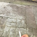 [댓글부탁해] 초중딩정도돼보이는얘가담배피고있으면