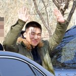 방금 머리 <b>빡빡</b>밀고 입대한 대성 사진