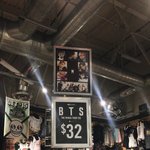 [방탄소년단] 지금 미국인데 핫<b>토픽</b>에 윙스투어 굿즈풀림