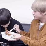 입에 묻은것도 흘린것도 다 공유하는 아이돌그룹(<b>방탄소년단</b>)