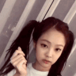 머리 묶으면 너무 어려보여서 잘 안묶는다는 제니