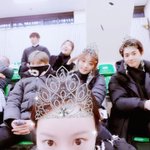 [EXO] 준면이 <b>왕관</b> 쓰고 귀걸이 꼈네